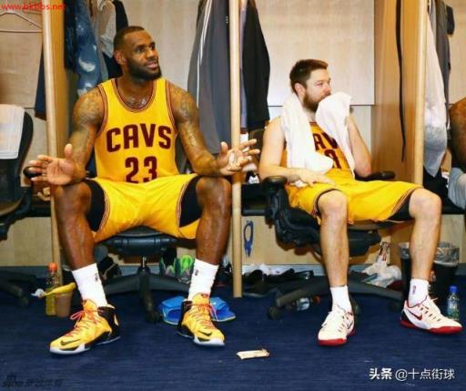 NBA中场休息只有15分钟，除了讲解战术，球员还会做什么？