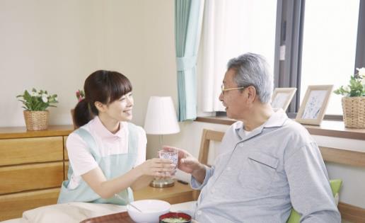 老人饮食的注意事项 老人太早吃早餐加重胃肠道负担