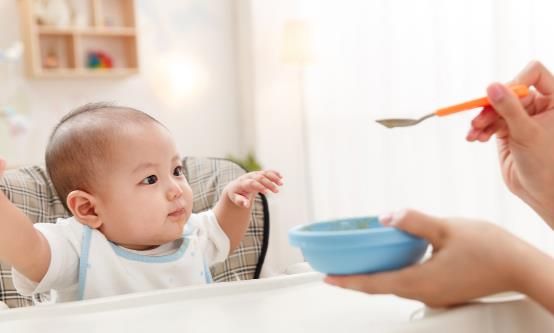 吃饭会影响孩子的一生 大人在饭桌的言行举止对孩子影响大