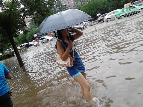 淋雨后怎么办？被雨淋后快洗澡，衣服消毒分开洗