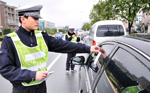 违章停车被贴条没写金额怎么处理1