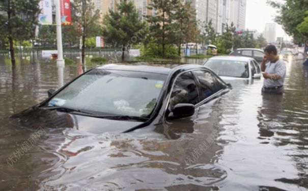 下大雨车被淹了怎么办？车开到水里怎么自救？(4)