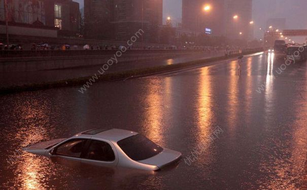 下大雨车被淹了怎么办？车开到水里怎么自救？(3)