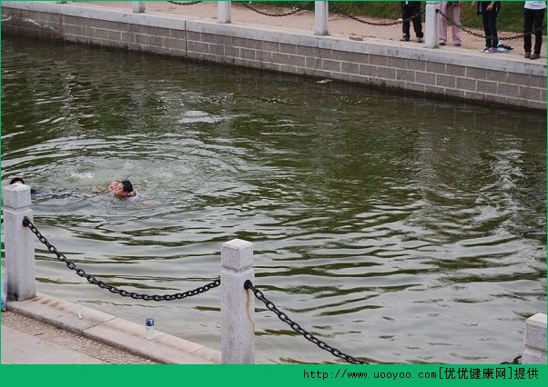 不会游泳掉水里怎么办？掉水里不会游泳怎么办？(1)