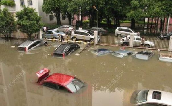 下大雨车被淹了怎么办？车开到水里怎么自救？(5)