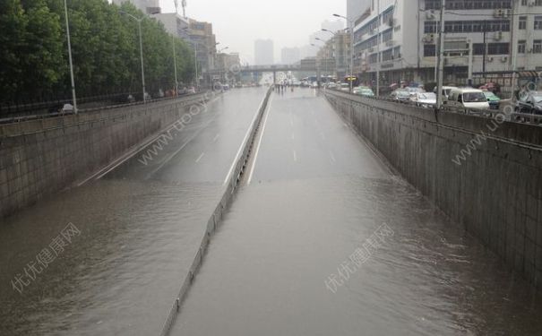 下大雨车被淹了怎么办？车开到水里怎么自救？(2)