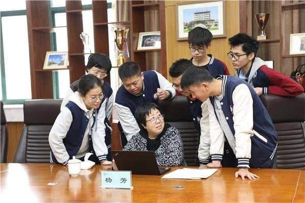 “郑州11中学子，我在清华等你们”——清华大学杨芳教授莅临郑州11中指导