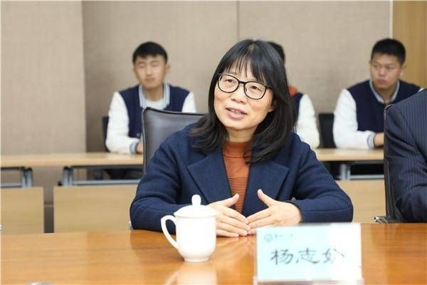 “郑州11中学子，我在清华等你们”——清华大学杨芳教授莅临郑州11中指导