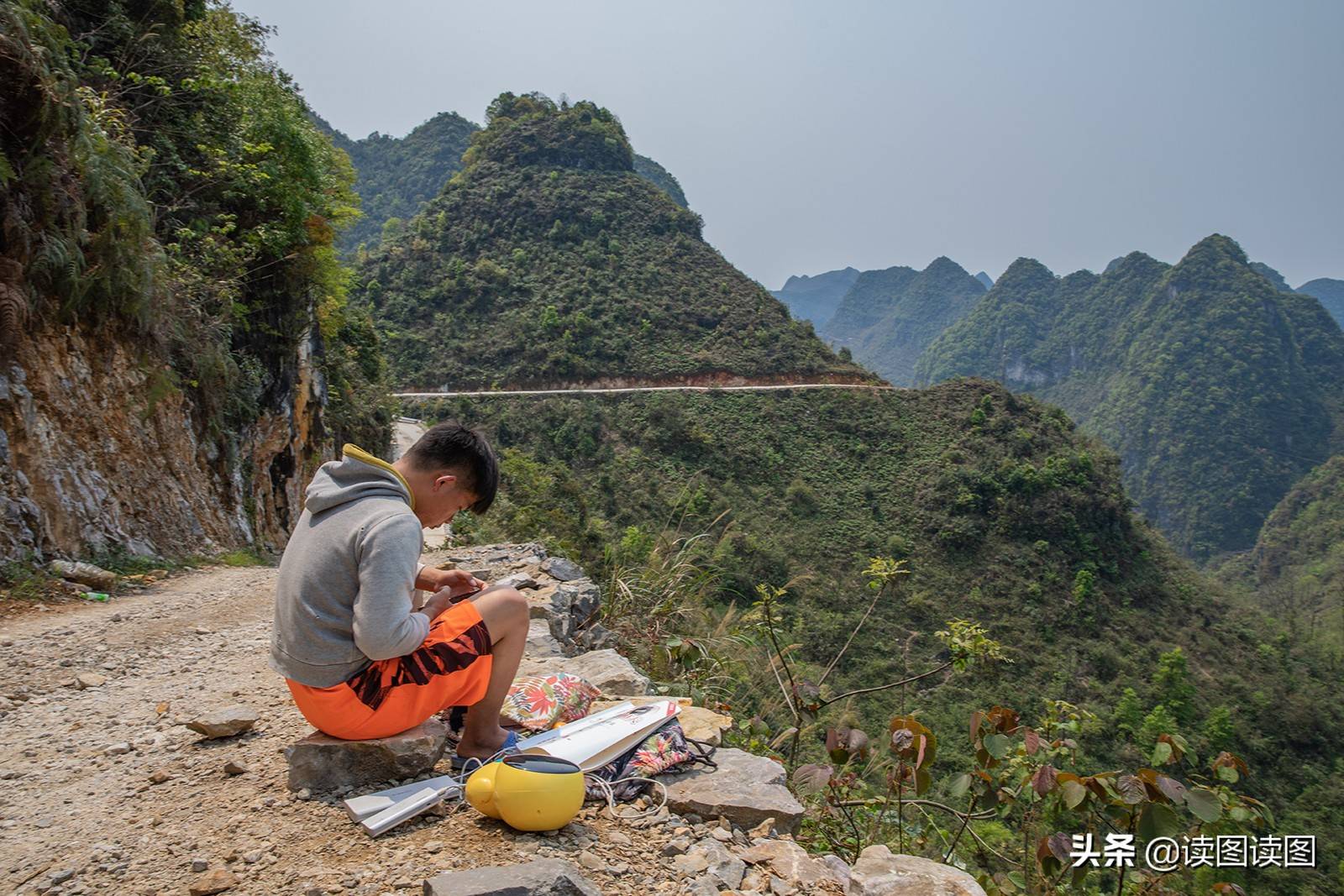 佳茵印像读图读图：《大山里的网络课堂》