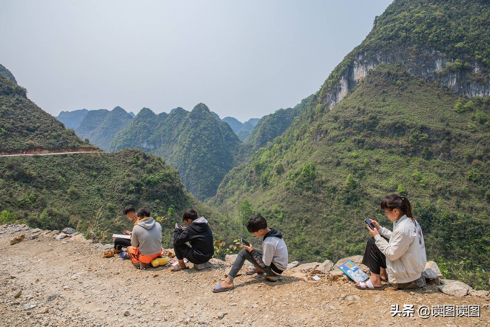 佳茵印像读图读图：《大山里的网络课堂》