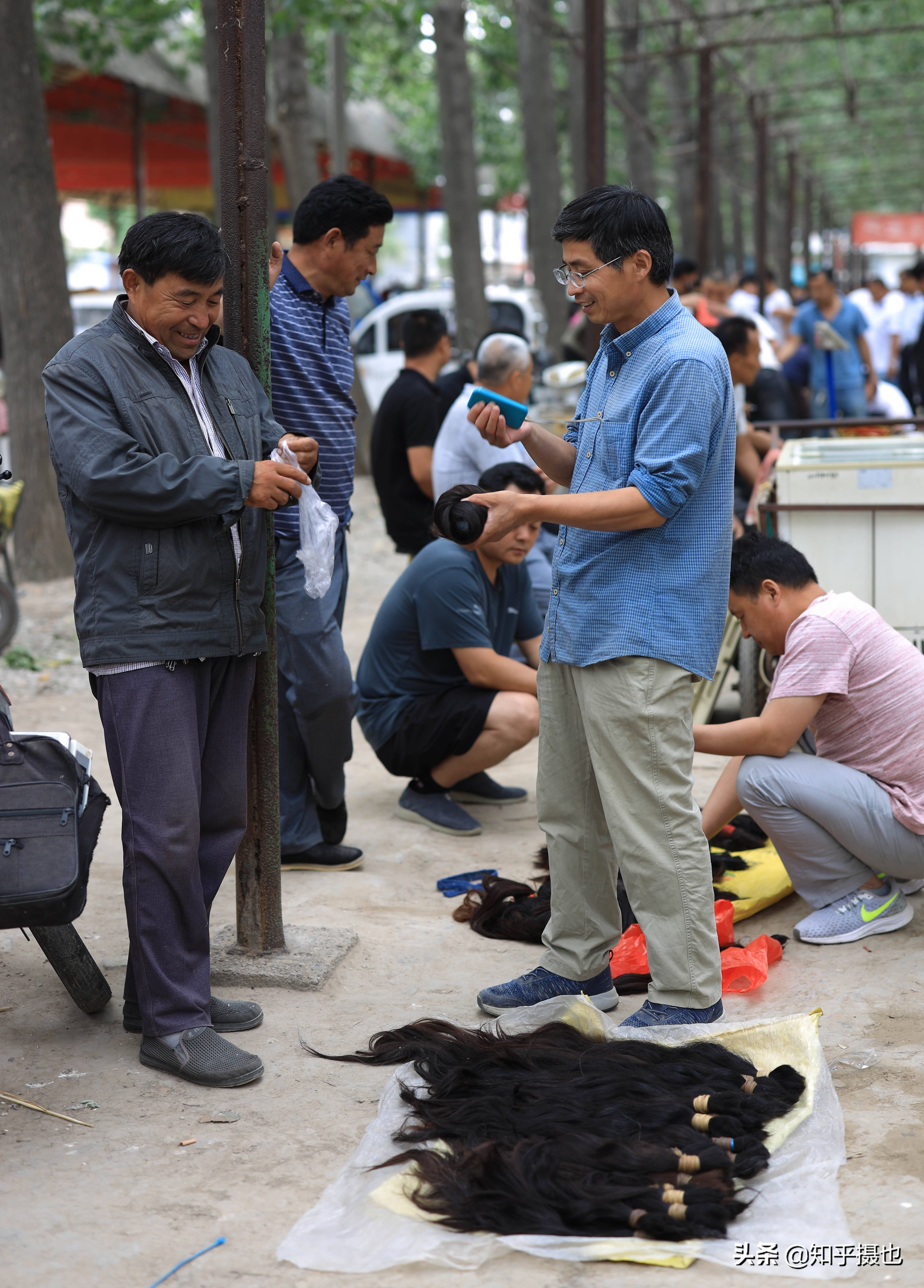 “中国发都”鄄城，最原始的地摊式买卖，简单直接效率快