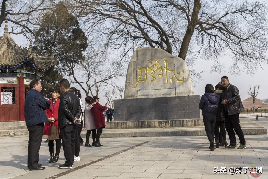 去五丈原拜诸葛亮衣冠冢，却看到一个莫名其妙的碑