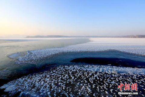 甘肃戈壁湿地冰面“雪处疑花满”