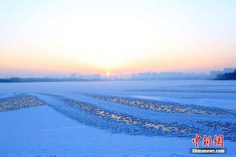 甘肃戈壁湿地冰面“雪处疑花满”