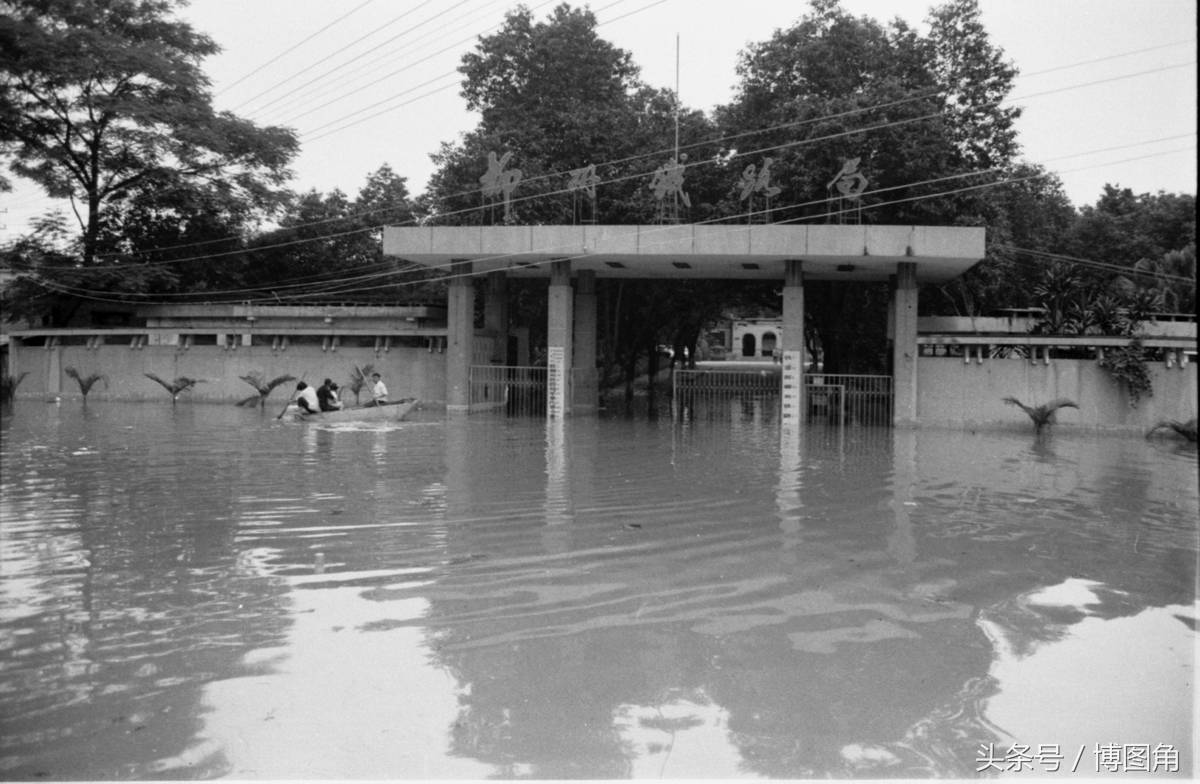 1996年7月，被水围困的广西柳州铁路局