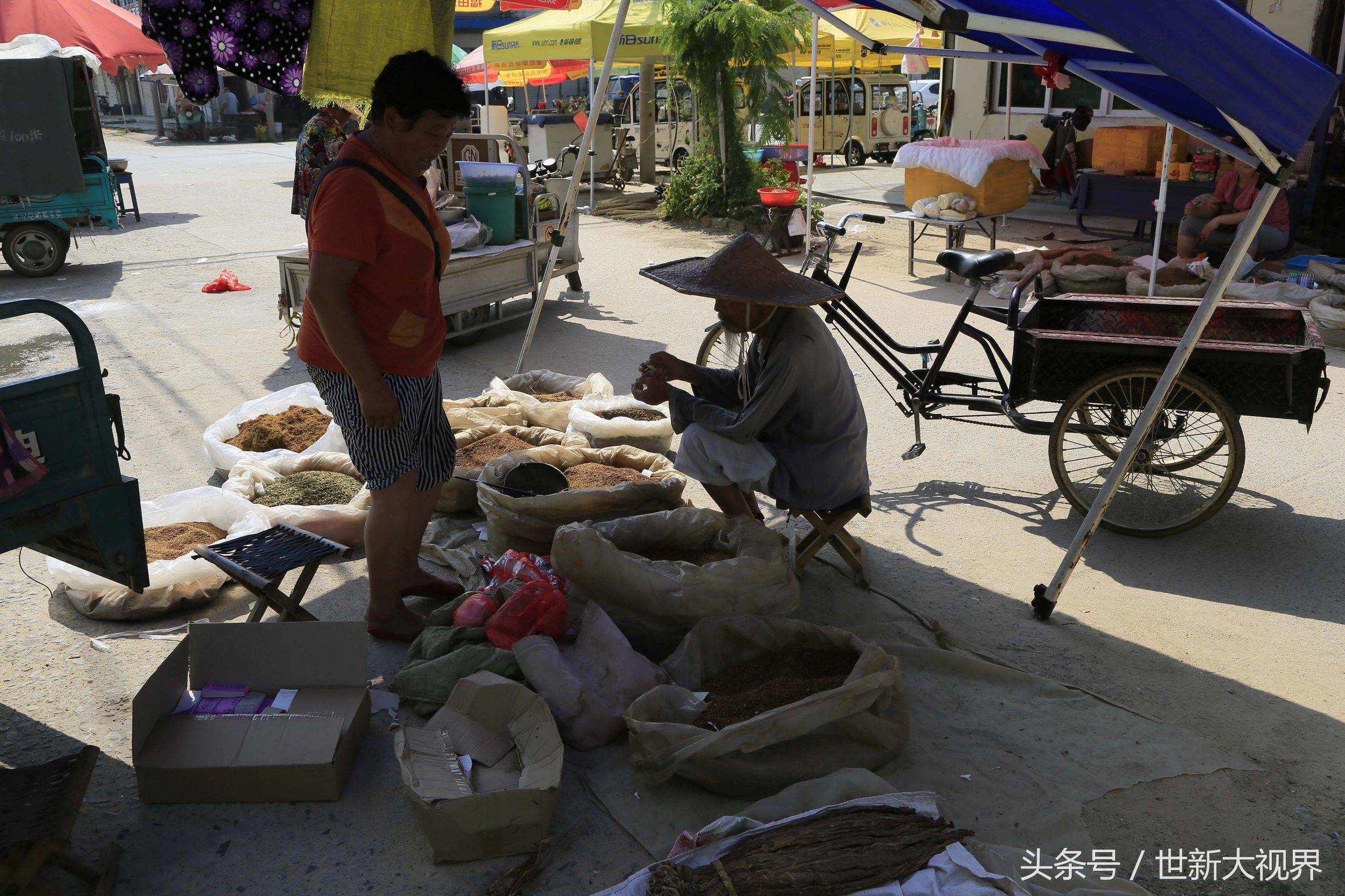 卖烟叶的女人说，看到他们年龄大了，有时候不由自主会多给一些