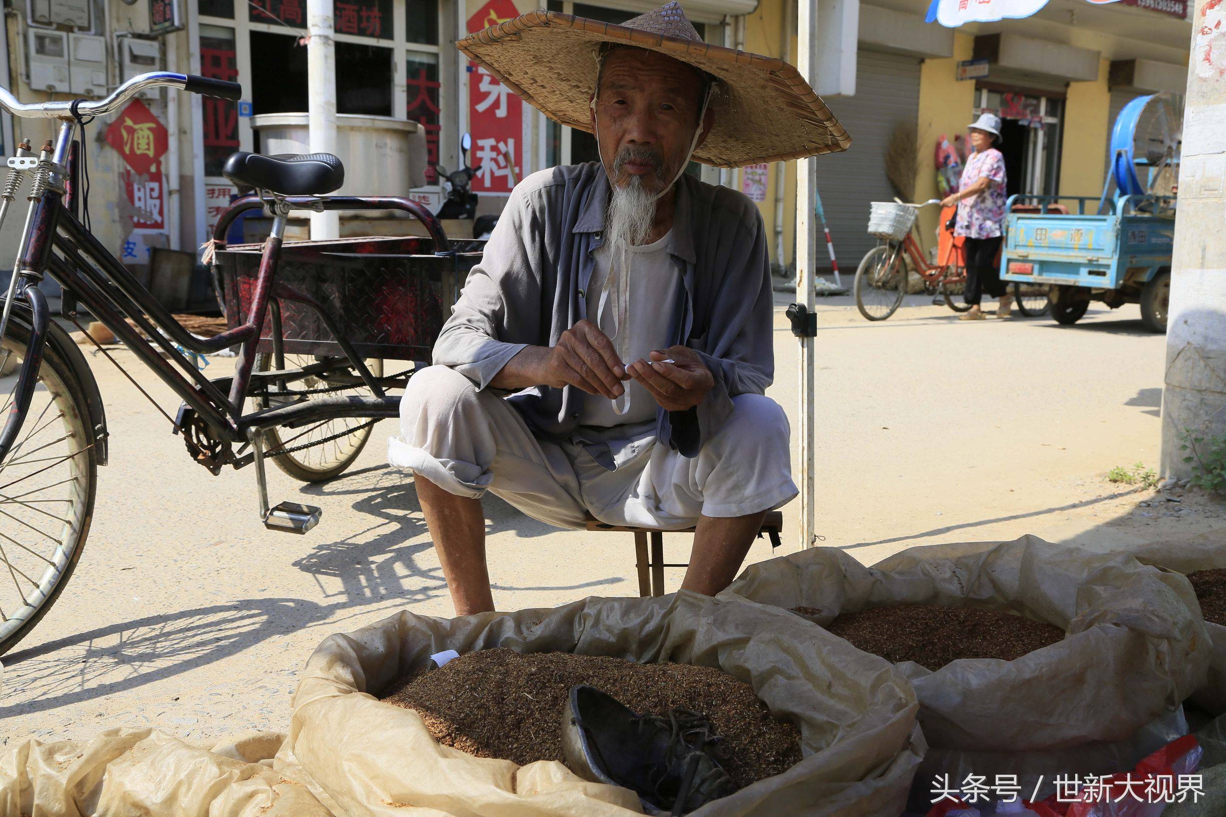 卖烟叶的女人说，看到他们年龄大了，有时候不由自主会多给一些