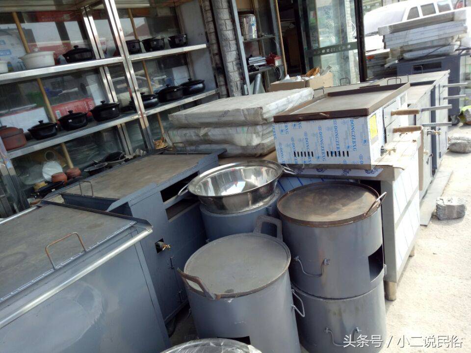 农村集市上卖的灶具齐全，无论是烤烧饼专用还是烤地瓜专用都有