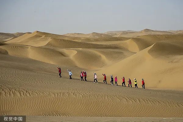 罕见！国内著名沙漠出现众多湖泊，太美了→