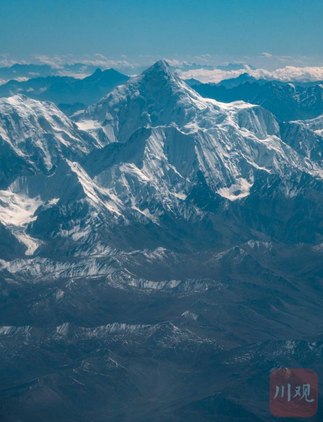 万米高空瞰贡嘎 山势雄壮巍然立