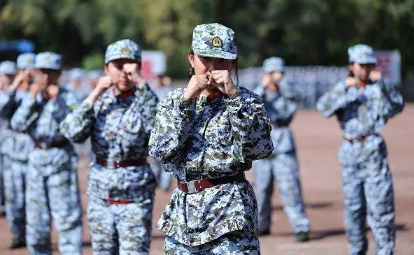 大学军训容易晒黑吗2