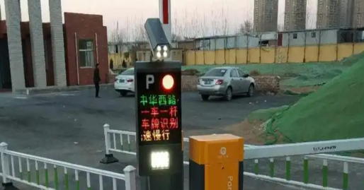 一车一杆跟车会不会砸到车2