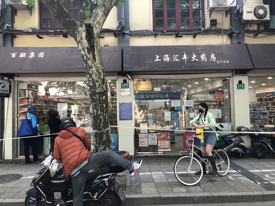 乌鲁木齐中路上一家药店忙配药。