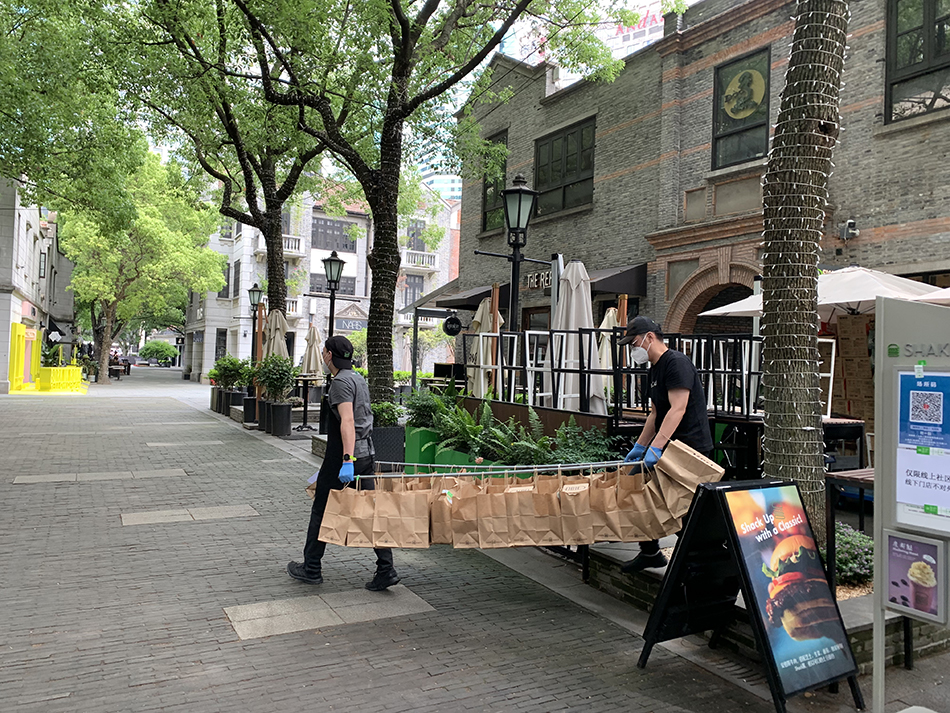 汉堡店员用担架送货至配送车