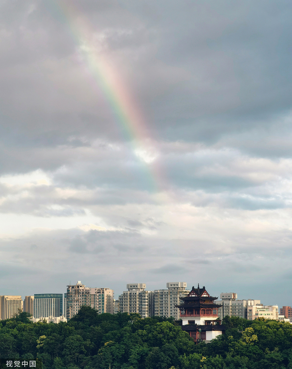 2022年6月3日，武汉，端午节当日，黄鹤楼旁的白云阁上空一道彩虹格外亮眼。缪德杰/视觉中国 图