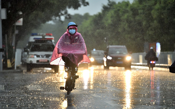 2022年6月13日，广州天河区。傍晚下班时间，有短时阵雨。人民视觉  资料图