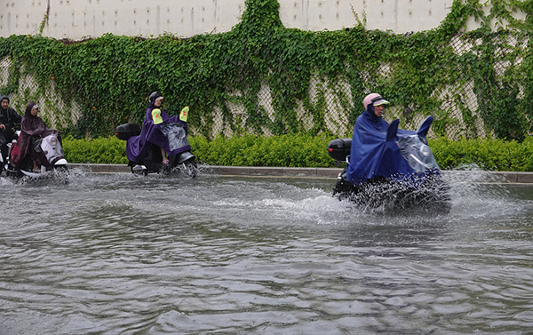 2022年6月10日，南宁遭遇强降雨，市民驾车从清川立交桥底的积水路段经过。人民视觉  图