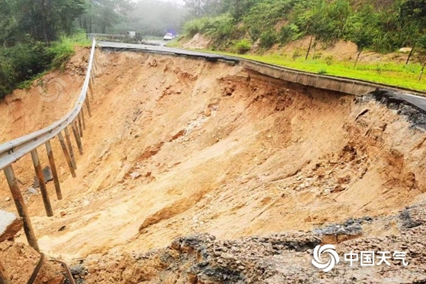 6月16日，强降雨致319国道福建长汀松毛岭路段发生山体滑坡，影响车辆通行。（图/曹生文）