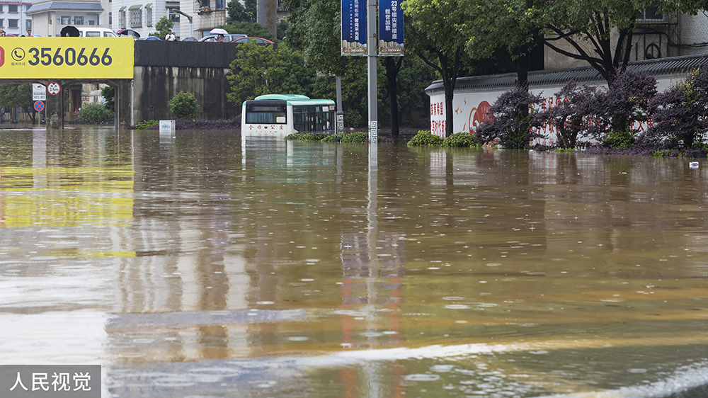 2022年6月19日，广西桂林迎来持续性强降雨，全州县普降暴雨到大暴雨，城市内涝，一辆公交车被浸泡在积水中。马震宇/人民视觉 图