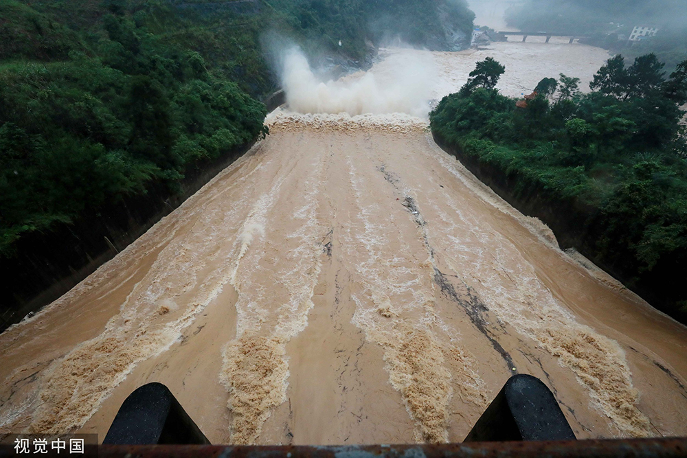 2022年6月18日，广西柳州，融安县长安镇降暴雨，泗维河水库开闸泄洪。谭凯兴/视觉中国 图