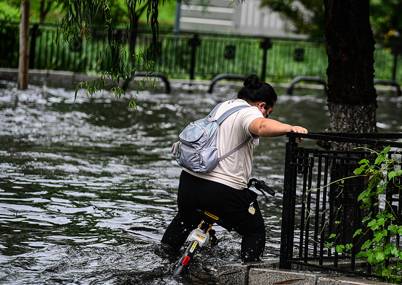 2022年7月29日，沈阳遭遇强降雨天气，道路积水。 视觉中国 图