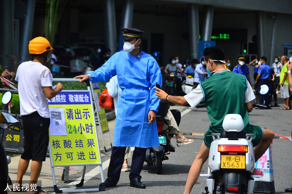 2022年8月5日，三亚，红旗街、群众街、商品街、春光社区等，已全面进行了防控管理，实行24小时专人值守。居民凭核酸检测证明及通行证，扫码进出。人民视觉 图