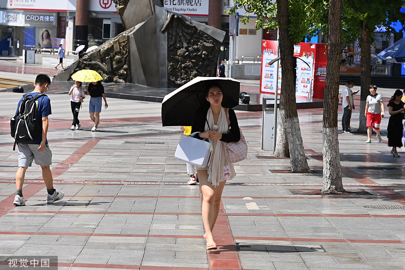 8月16日，重庆市，沙坪坝区三峡广场步行街，市民冒高温出行。视觉中国 图