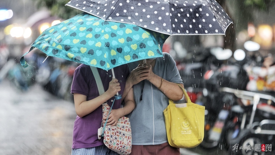 昨天傍晚，平凉路上，行人在大雨中.jpeg