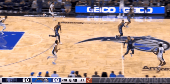 2米18的波尔快攻飚进追身三分,魔术一波进攻高潮打停灰熊