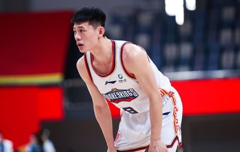 出色发挥!王岚嵚全场12中7,贡献18分7篮板4抢断