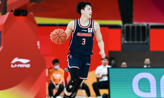 胡明轩连中12记三分 胡明轩13分