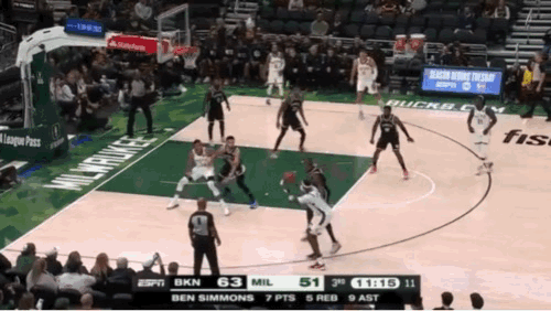 硬!阿德托昆博坐打西蒙斯,强势单臂重扣