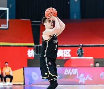 赵继伟半场三分 赵继伟37分集锦