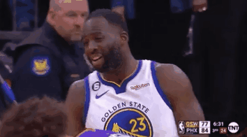 在克莱离场后,追梦也比出了4个总冠军的手势,挑衅太阳球员