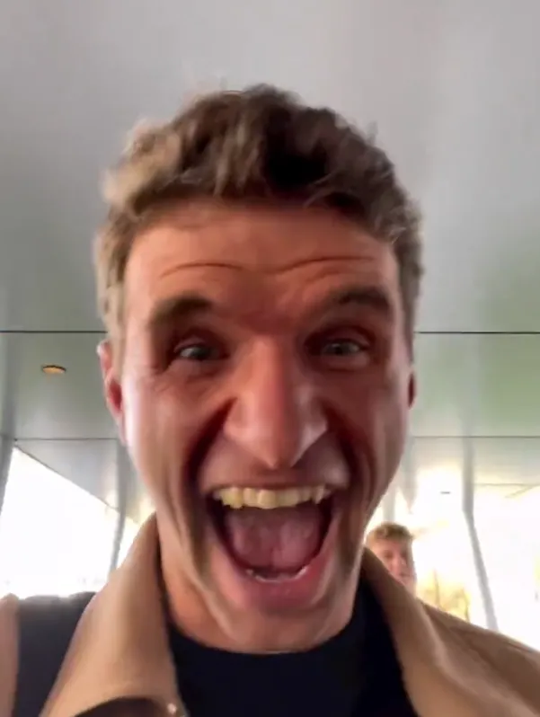 莱万赛后去拜仁更衣室寒暄,穆勒:莱万有野心,我们很同情