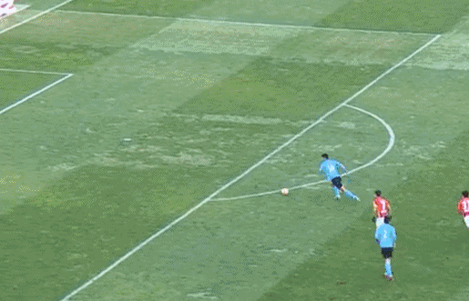 足球转身打门,球门球连踢