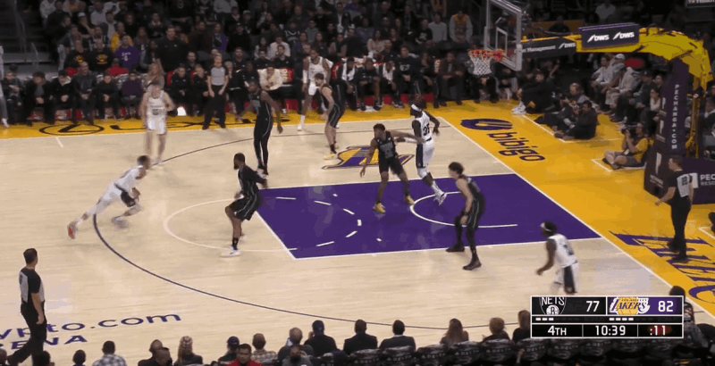 会挽雕弓如满月!威少持球杀进内线,单手大力劈扣得手