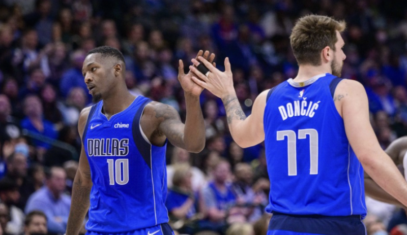 史密斯:看到祖巴茨在防守我后,东契奇叫我要出手10记三分