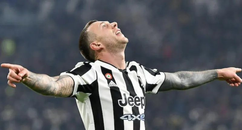 贝尼特斯教c罗踢球,c罗的老师叫他放弃足球