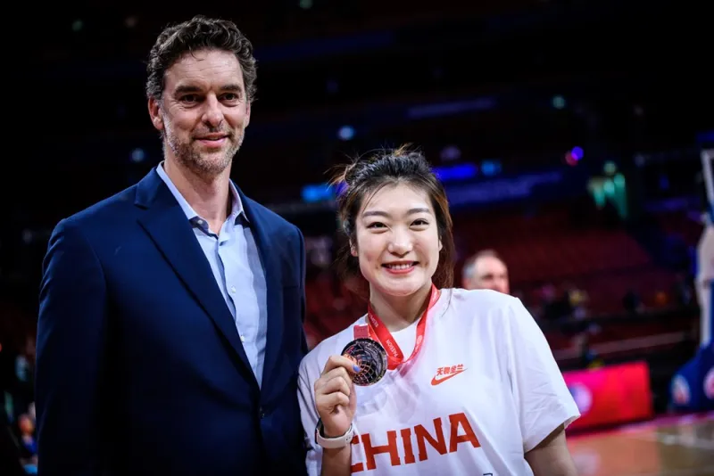 梦幻联动!李梦与传奇球星保罗谁厉害,梦幻联动!李梦与传奇球星保罗谁更厉害,梦幻足球联盟传奇球员,梦幻足球联盟队长